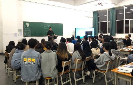 本科六檔論下，成人非學(xué)歷教育的困境與出路